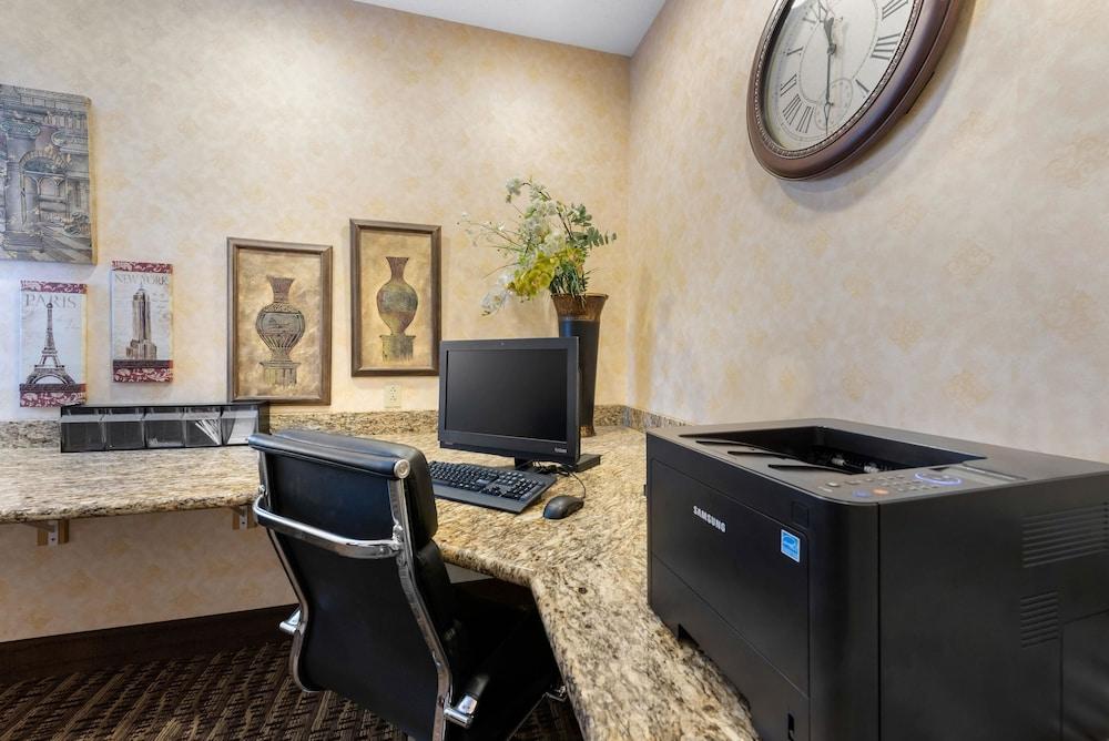 Comfort Suites Findlay I-75 near Sports Complex photo 48