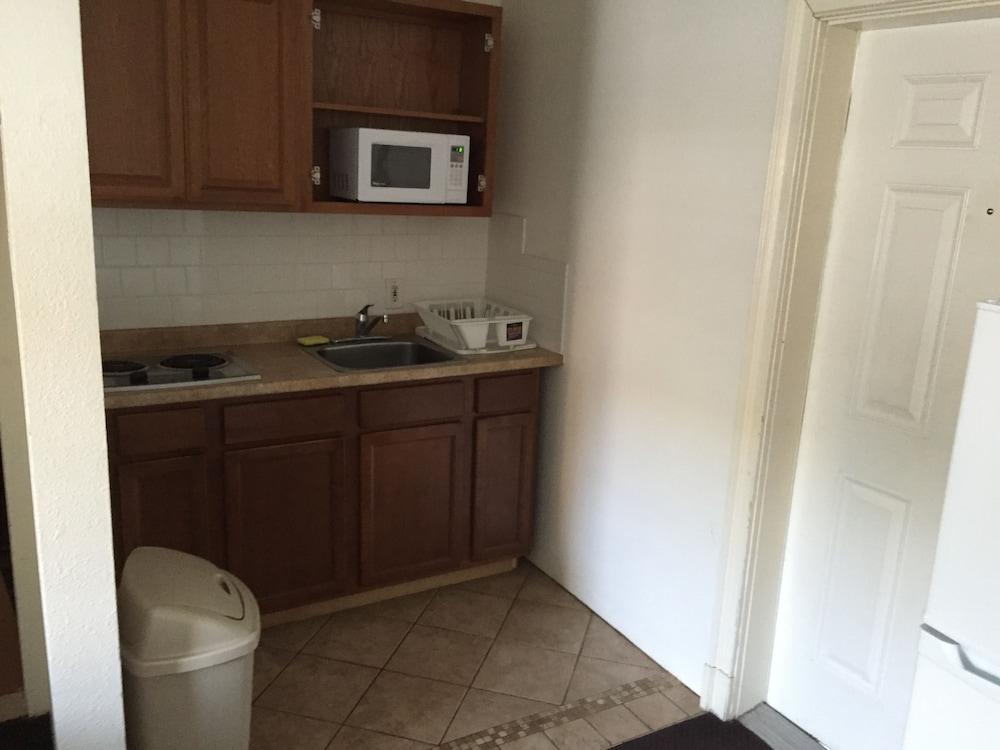Travelers Inn photo 4