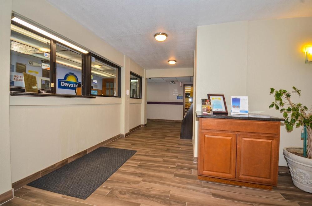 Days Inn by Wyndham Southern Hills/ORU photo 6