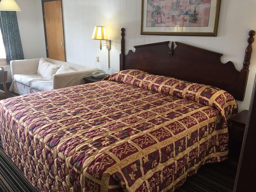 Scottish Inn & Suites photo 16