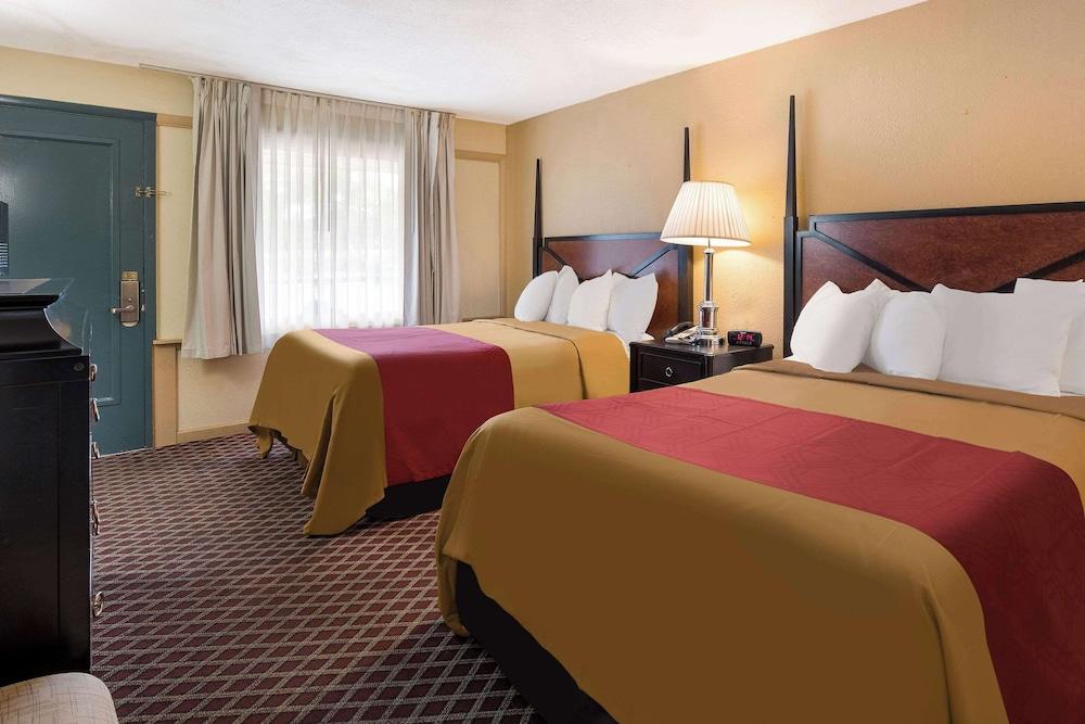 Rodeway Inn photo 21