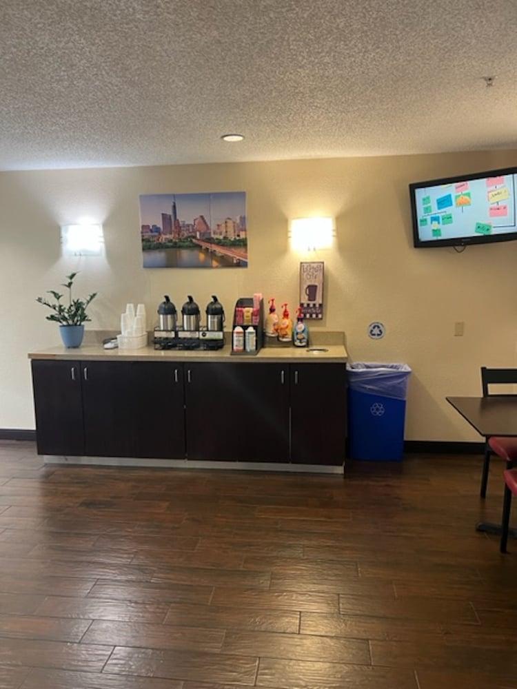 Red Roof Inn PLUS+ Austin South photo 3
