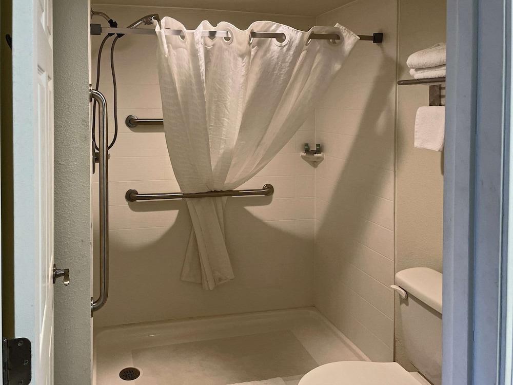 Quality Inn Clinton North photo 10