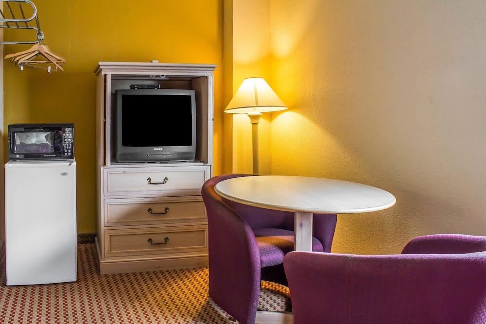 Econo Lodge Inn & Suites Walnut photo 10