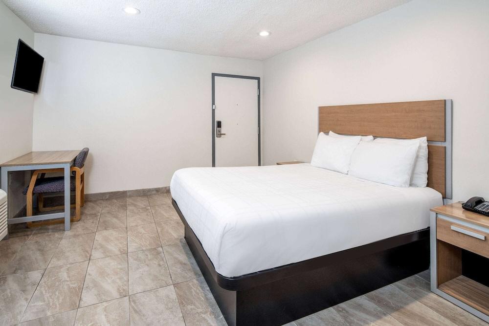 Super 8 by Wyndham Bakersfield Ca photo 7
