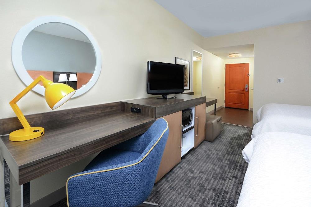 Hampton Inn & Suites Clinton - I-26 photo 13