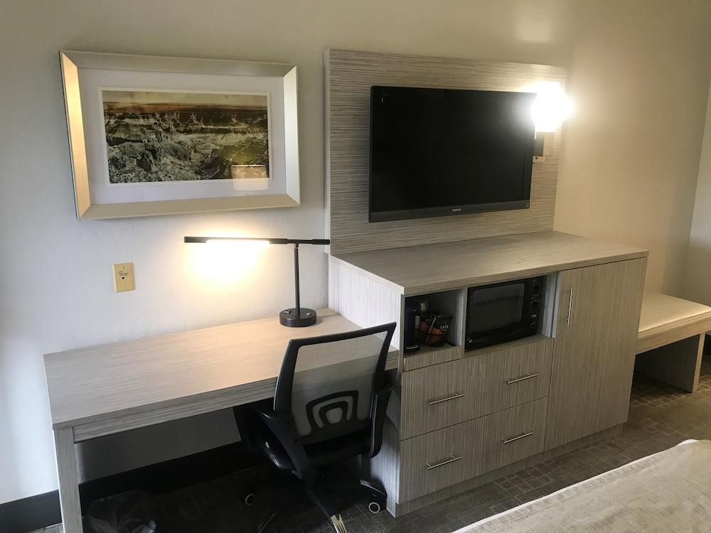 SureStay InnSuites Phoenix Hotel & Suites by Best Western photo 4