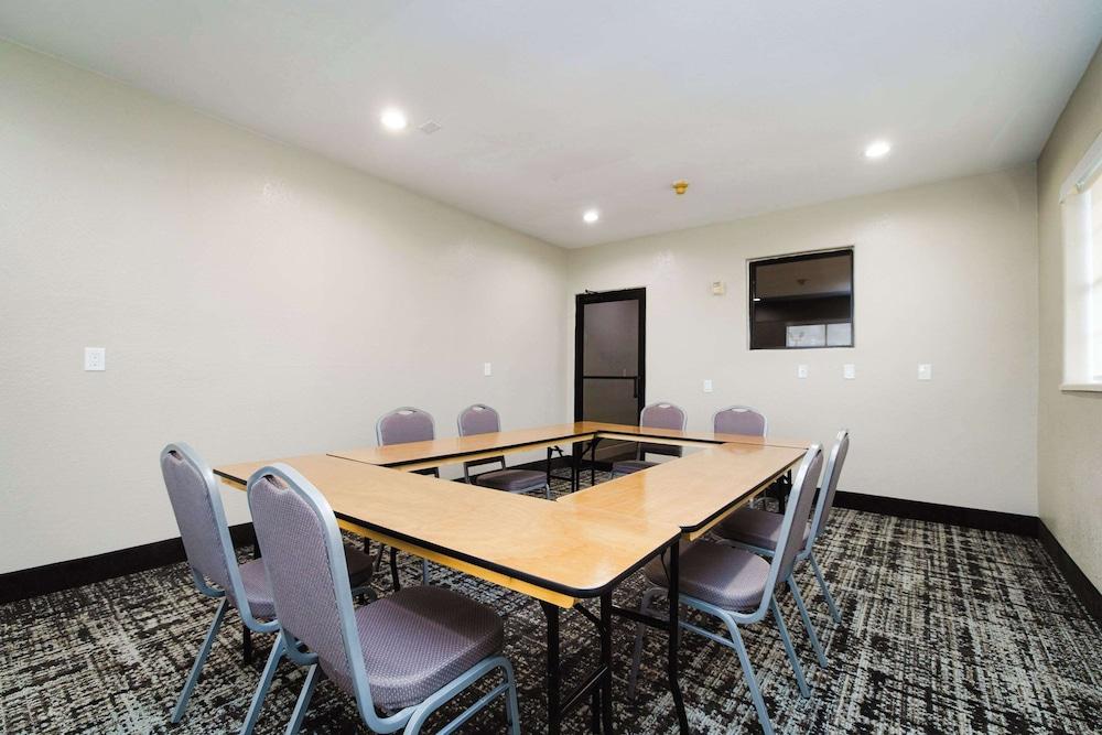 Quality Suites Houston Hobby Airport photo 30