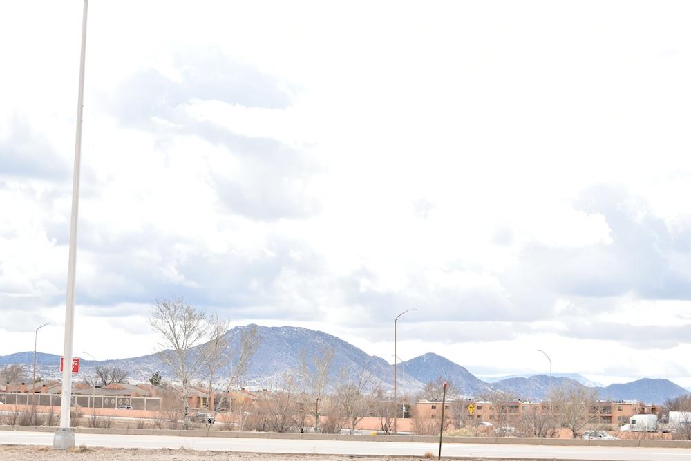 Travelodge by Wyndham Albuquerque East photo 9