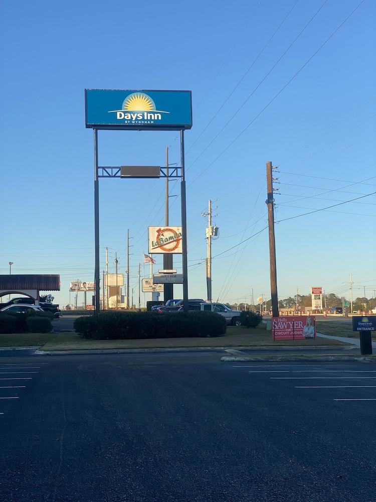 Days Inn by Wyndham Dothan photo 21