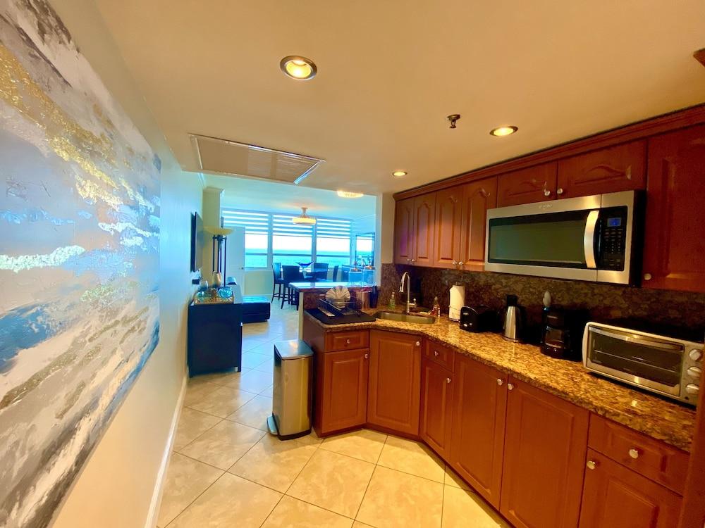 Direct ocean front condo Miami Beach photo 4