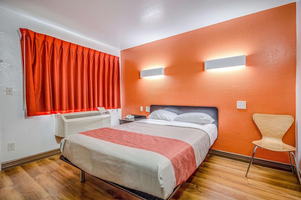 Motel 6 Conroe, TX photo 9