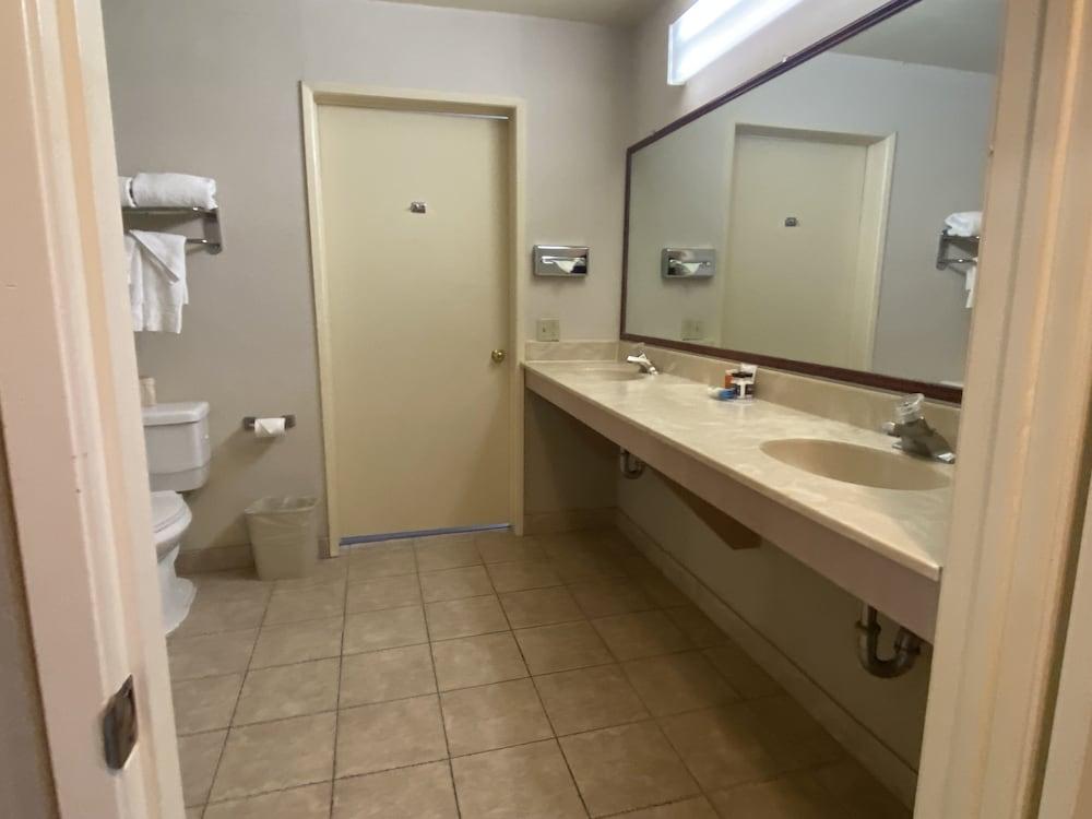 Ramada by Wyndham Los Angeles/Koreatown West photo 8