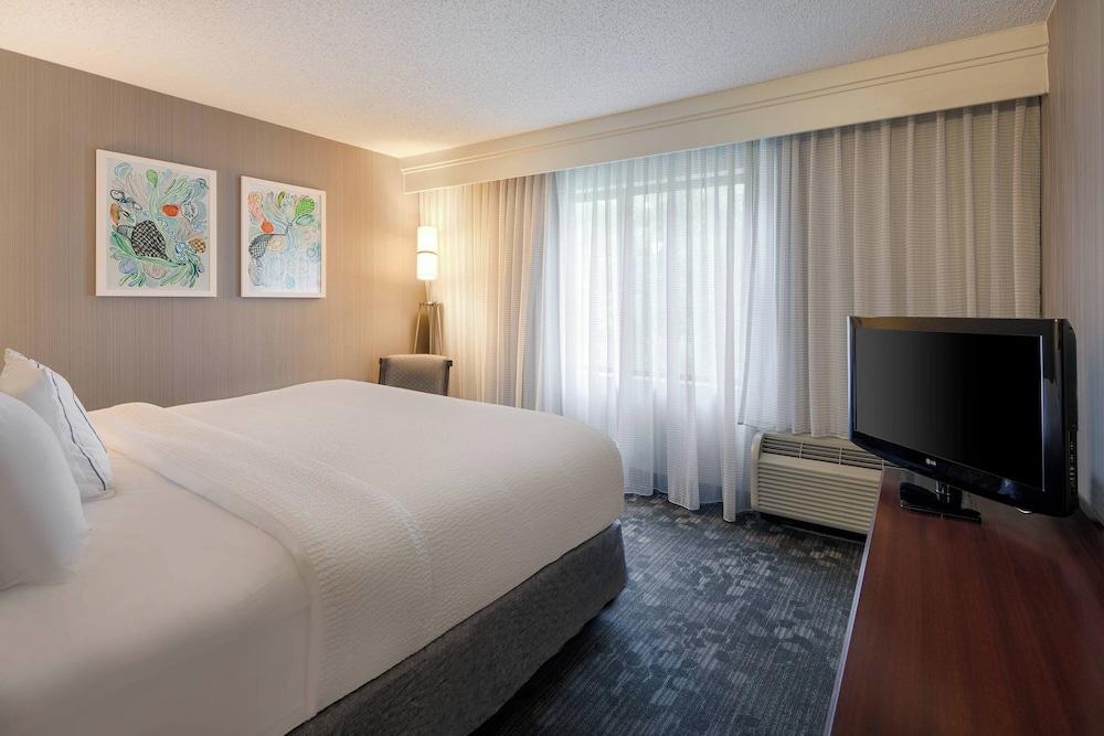 Courtyard by Marriott Grand Rapids Airport photo 12