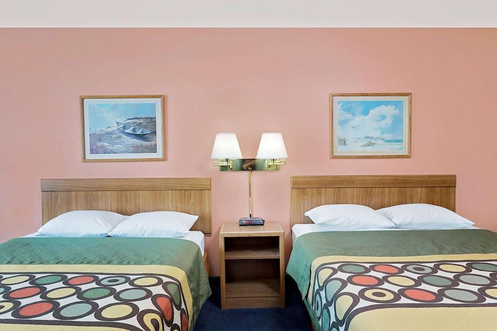 Super 8 by Wyndham Sturgeon Bay photo 7