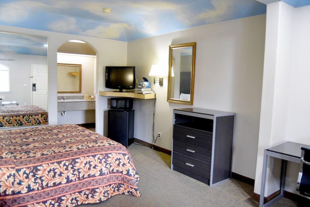 Camelot Inn & Suites Highway 290 NW Freeway photo 16