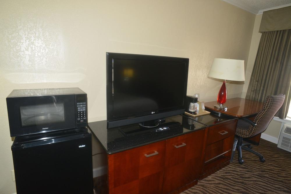 Hometown Inn & Suites photo 34