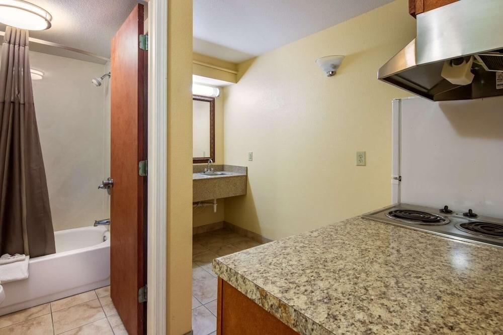 Rodeway Inn & Suites photo 36
