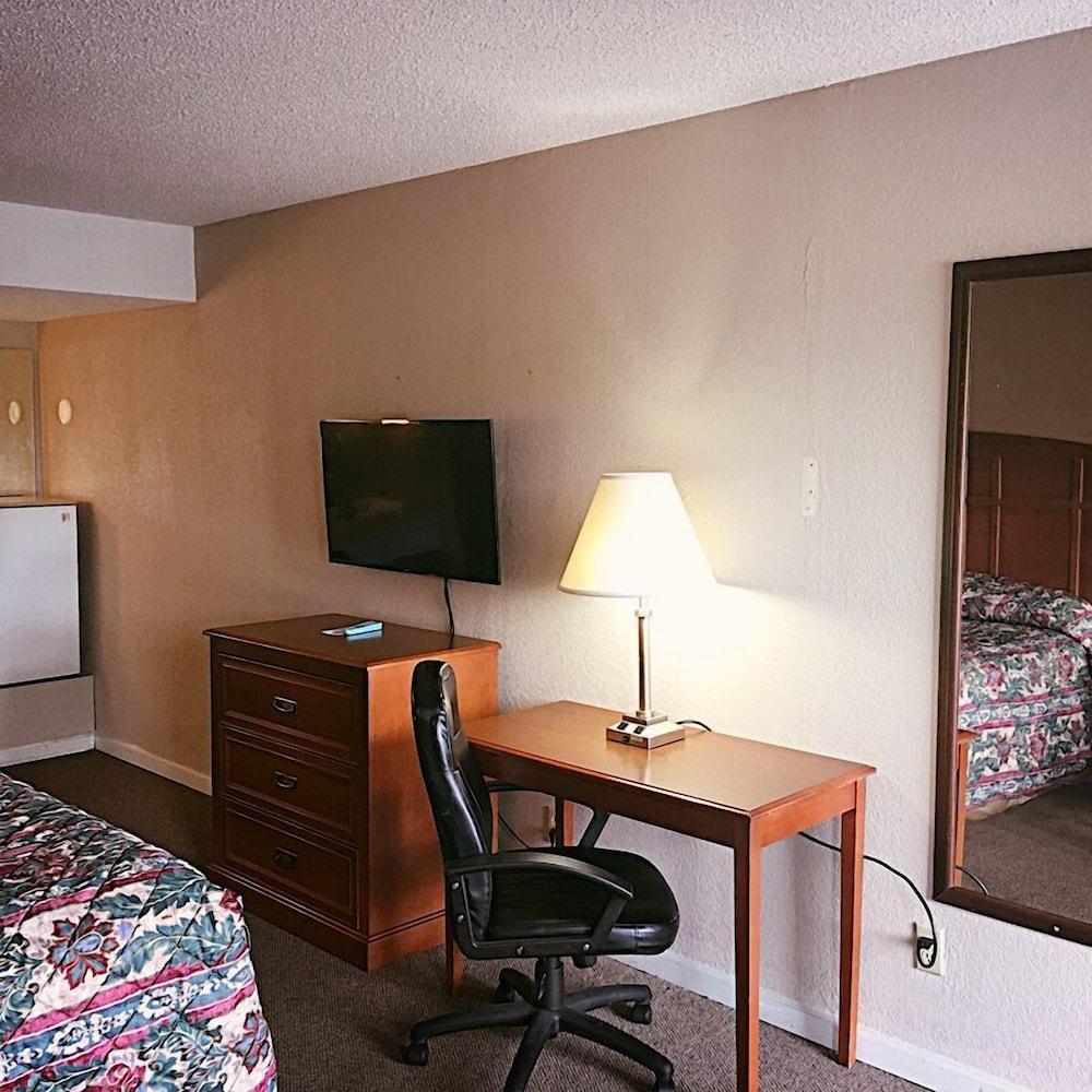 Travelers Inn photo 13