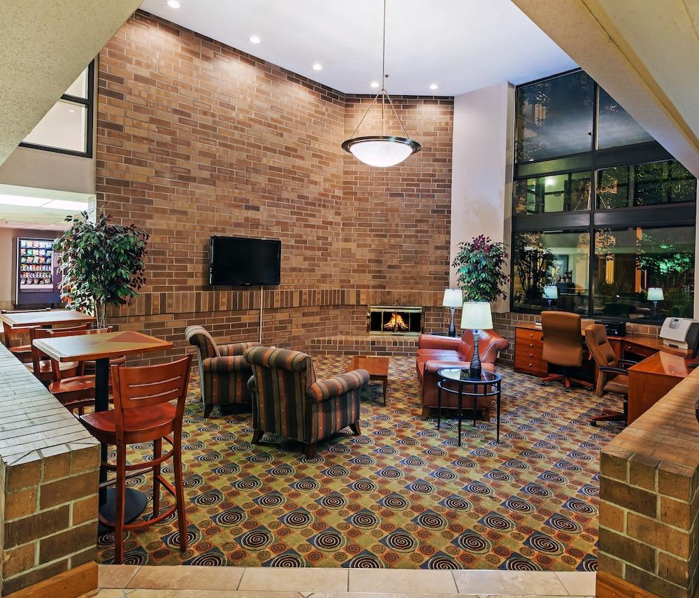 AmericInn by Wyndham Omaha photo 5