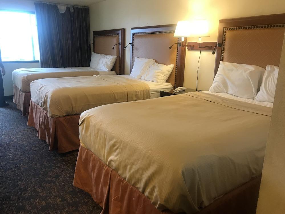 Travelers Inn & Suites photo 6