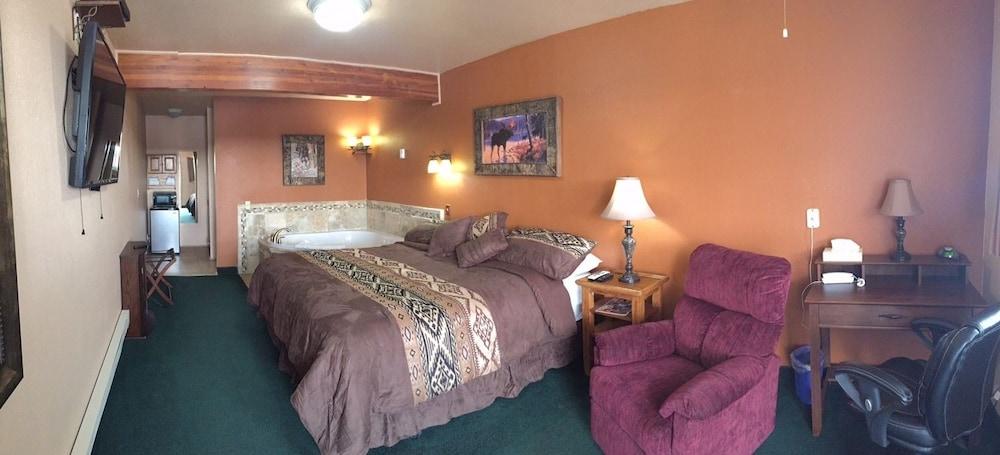 Going-To-The-Sun Inn & Suites photo 4
