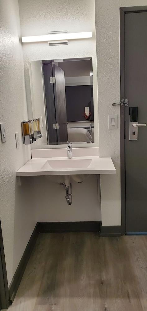 Travelodge by Wyndham Elkhart photo 20