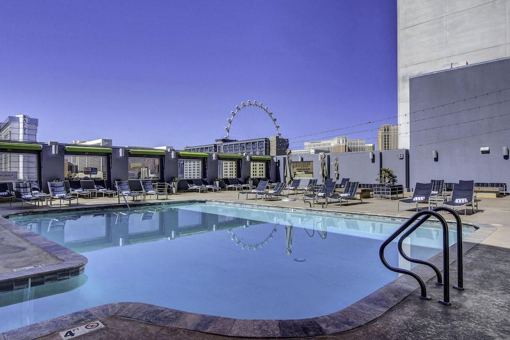 Sapphire Skyline Premium Suite photo 4