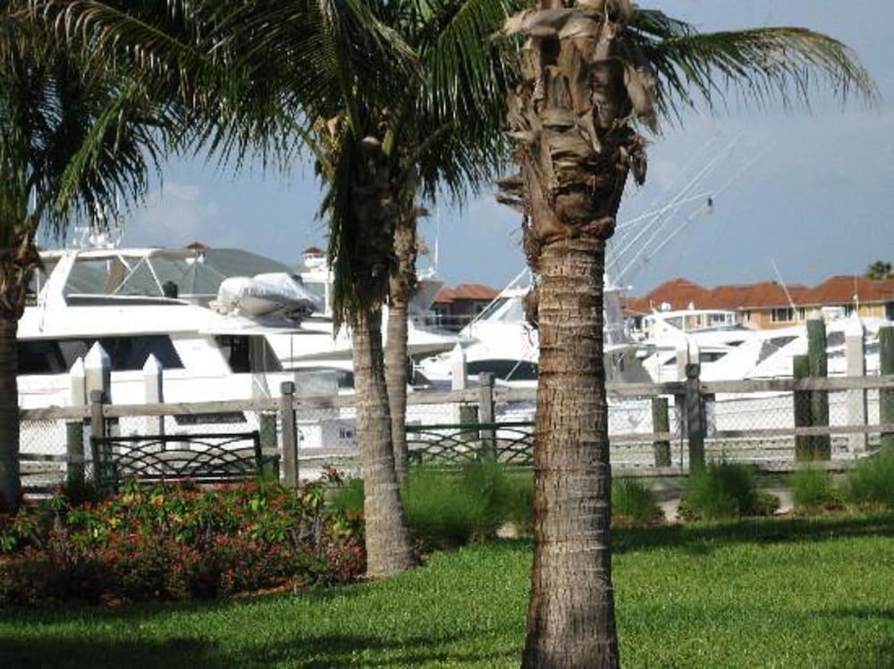 Hilton Vacation Club Charter Club Naples Bay photo 14