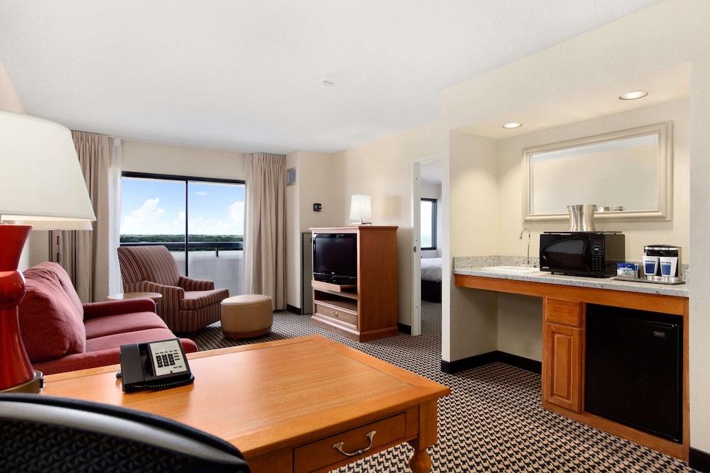 Hilton Chicago/Oak Brook Suites photo 11