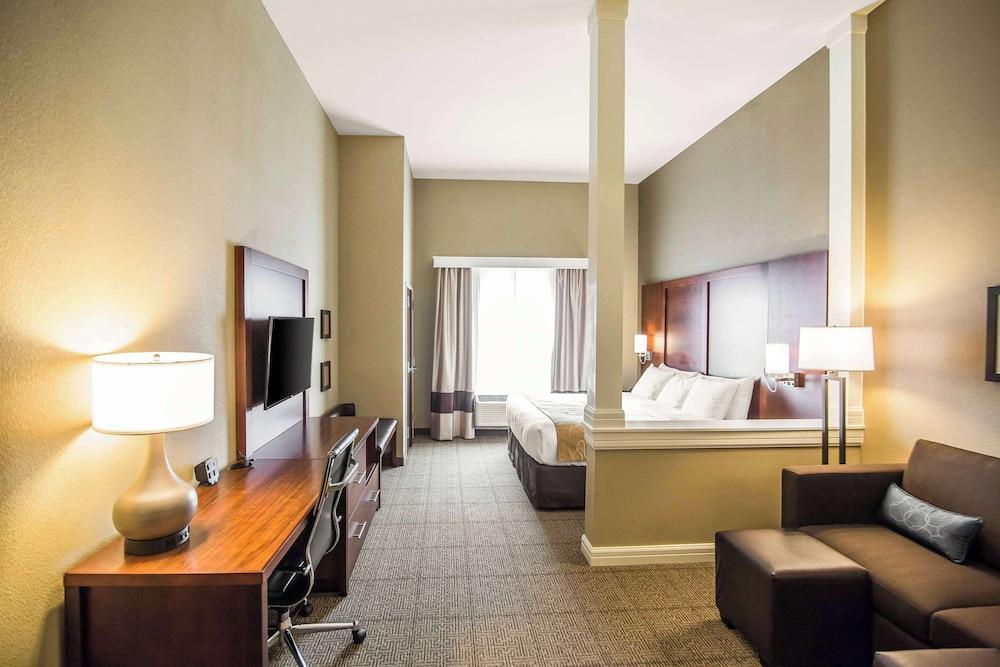 Comfort Suites Dodge City photo 14