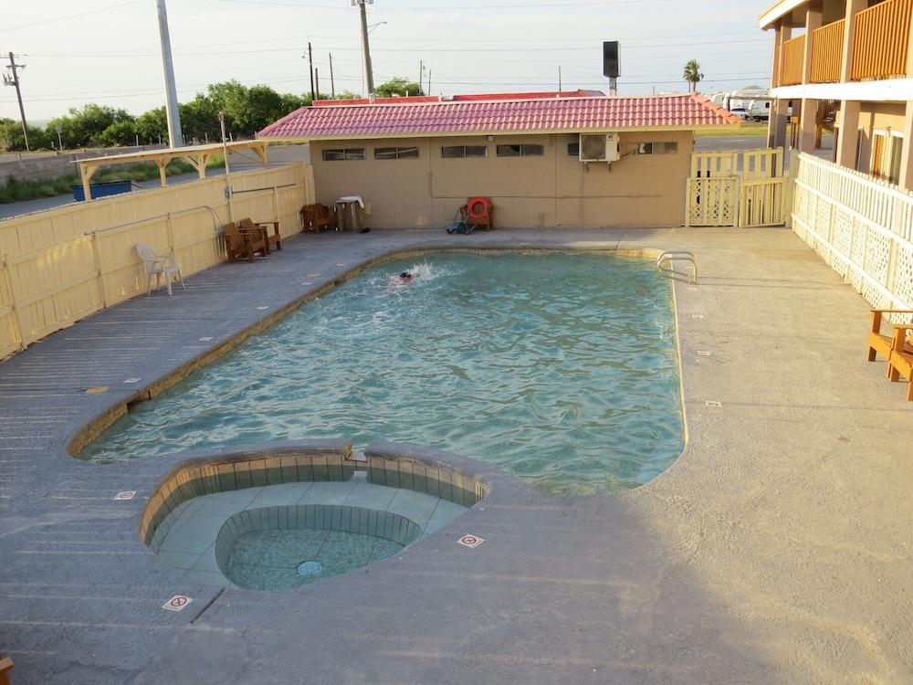 Executive Inn and Suites photo 42