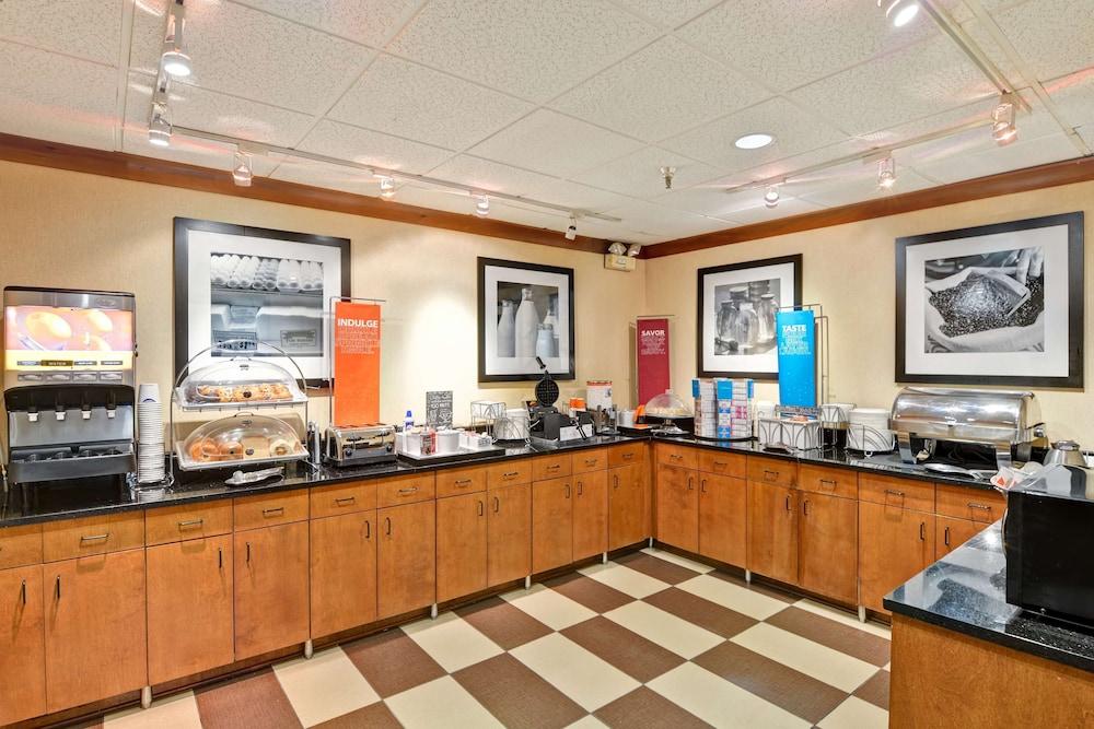 Hampton Inn Memphis-Poplar photo 28