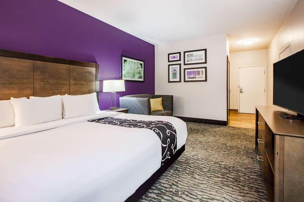 La Quinta Inn & Suites by Wyndham Elkhart photo 2