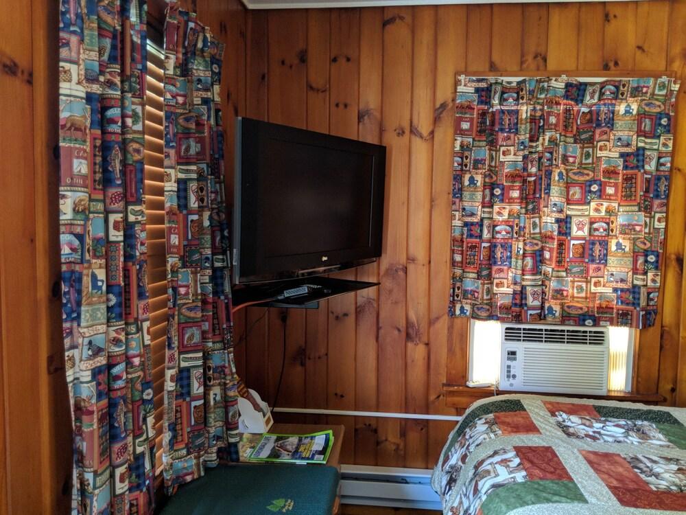 Pine Tree Motel & Cabins photo 42