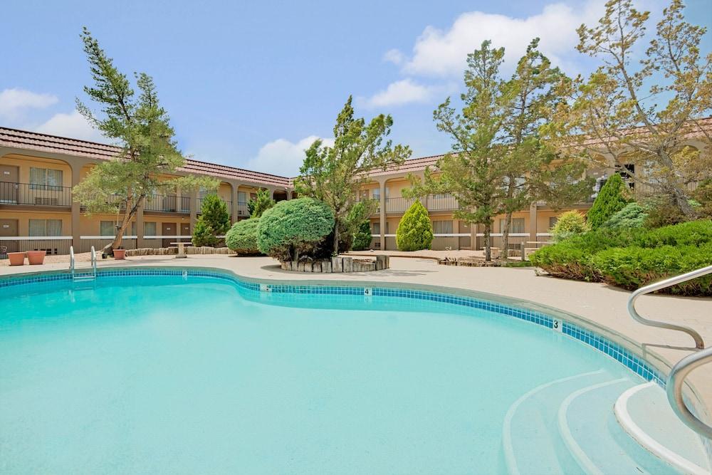 Tree Inn & Suites Albuquerque. photo 16