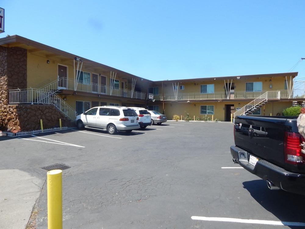 M B Motor Inn photo 17