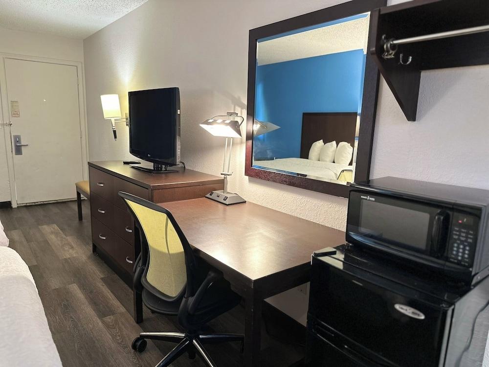 American Inn and Suites Bishop photo 10