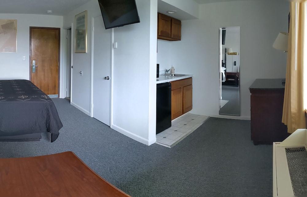 South Side Inn - Burlington photo 14