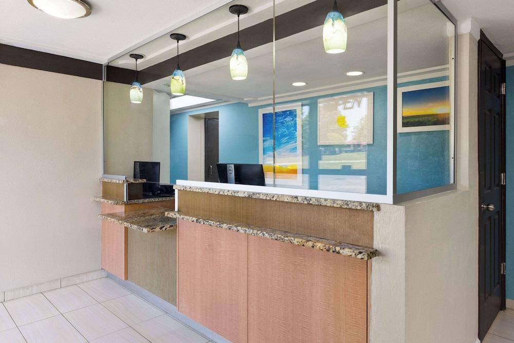Days Inn & Suites by Wyndham Indianapolis Airport East photo 5