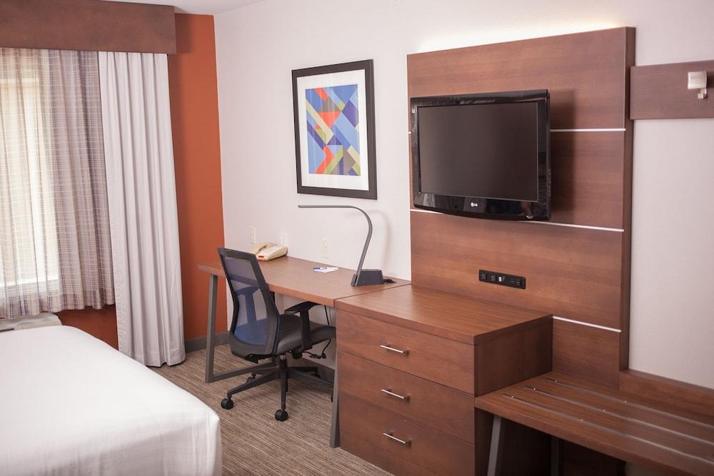 Holiday Inn Express Hotel & Suites by IHG photo 32