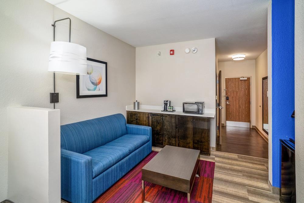 Holiday Inn Express and Suites Winona North by IHG photo 10