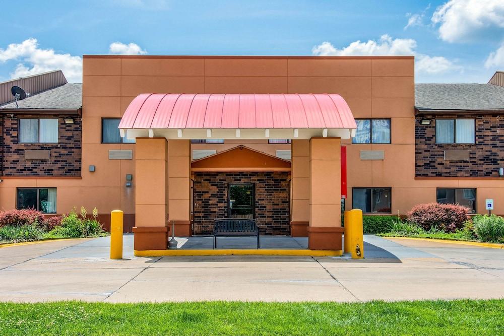 Econo Lodge Topeka at Wanamaker photo 1
