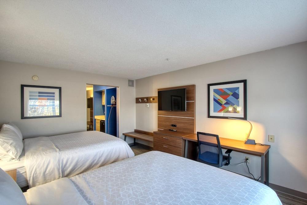 Holiday Inn Express Hotel & Suites Oshkosh by IHG photo 8