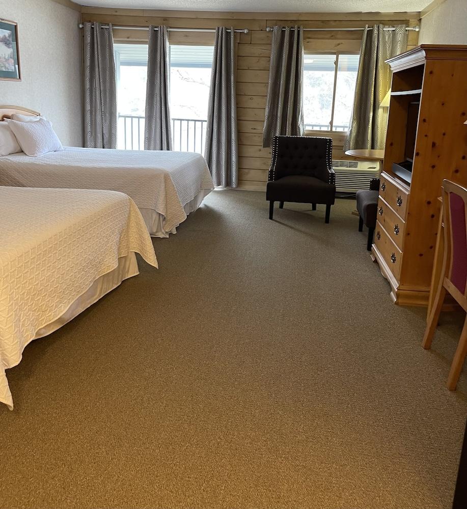 Paddle Wheel Inn photo 9