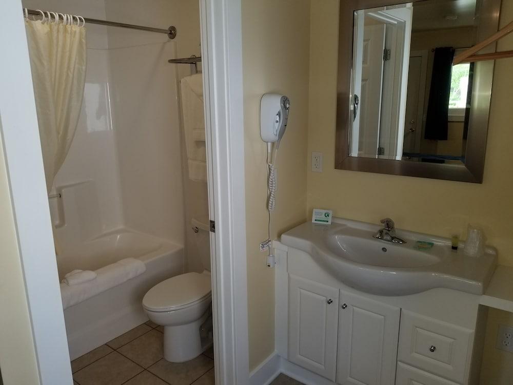Captain's Quarters Motel photo 23