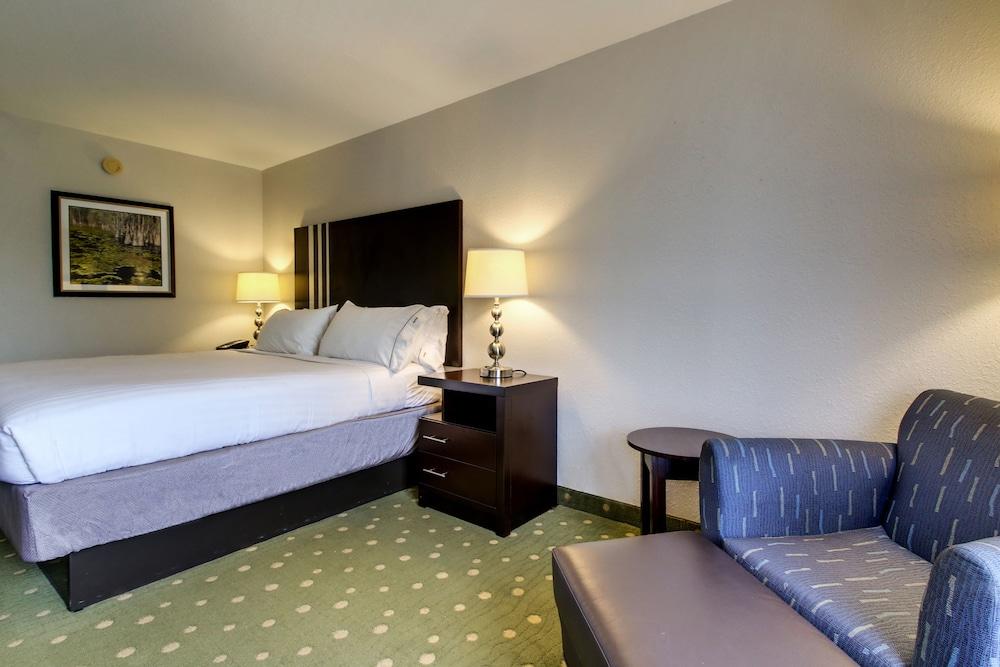 Holiday Inn Express & Suites Live Oak by IHG photo 13