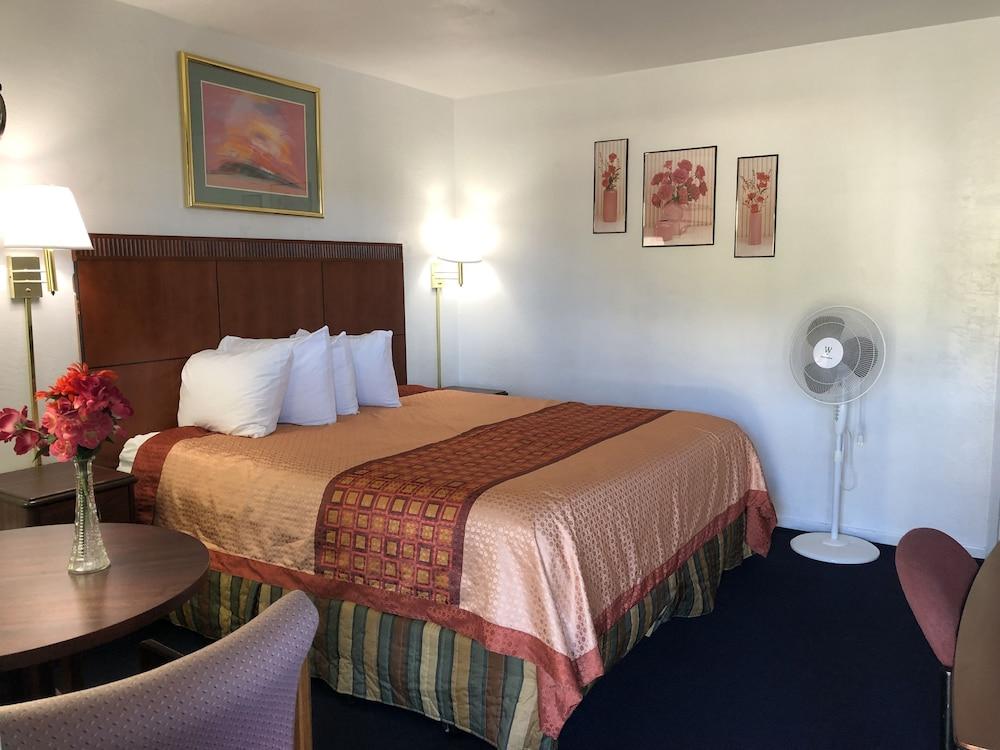 Best Budget Inn photo 34