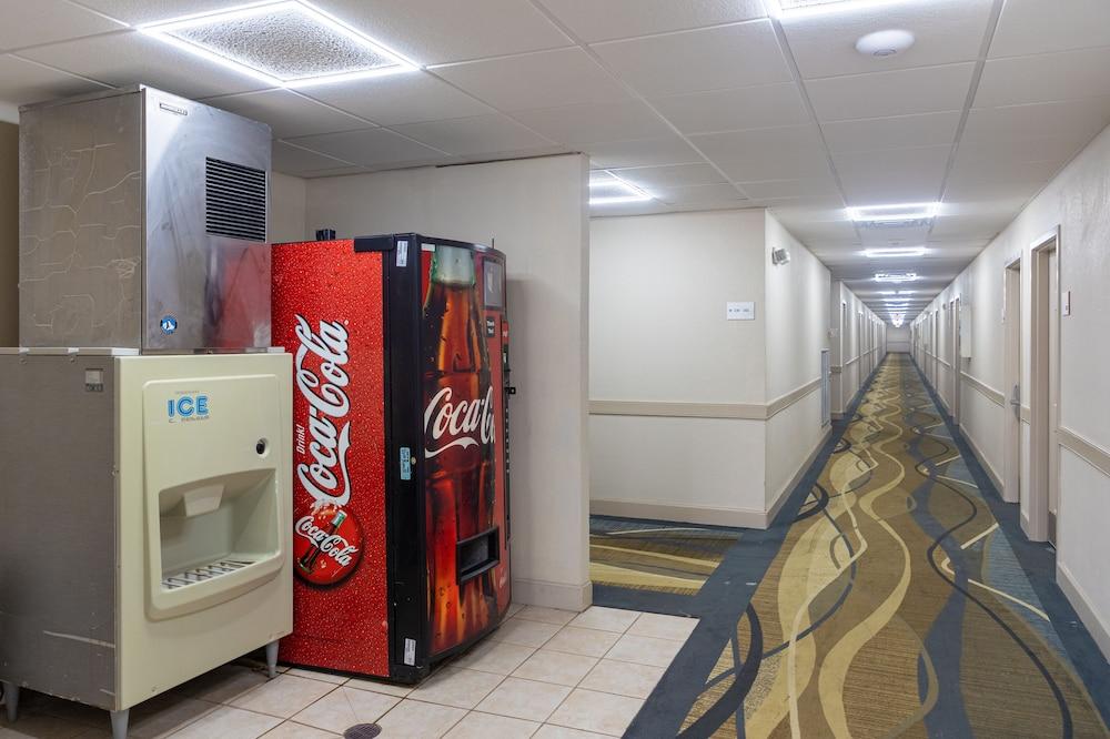 Cottonwood Suites Savannah Hotel & Conference Center photo 4