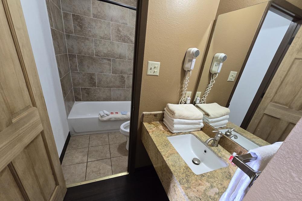 Econo Lodge Eagle Nest photo 67